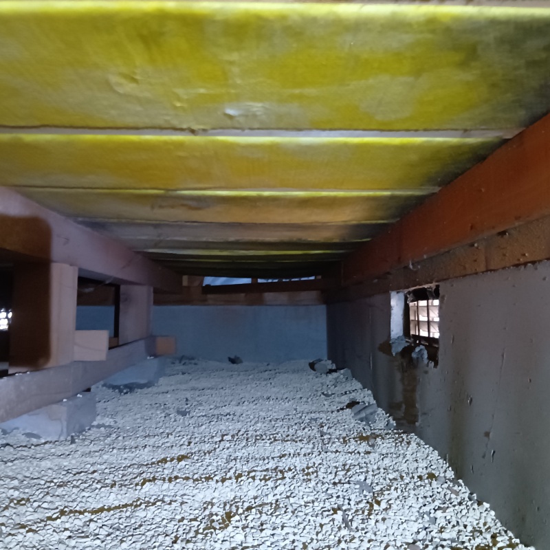 床下に調湿剤を敷いている様子