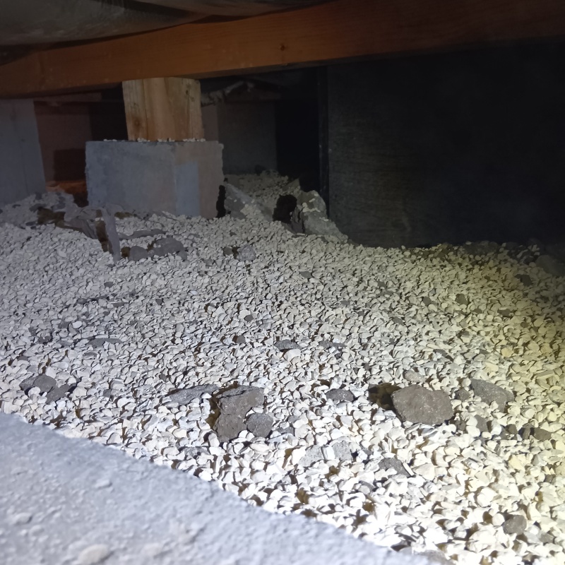 調湿剤で床下の環境を整えている様子