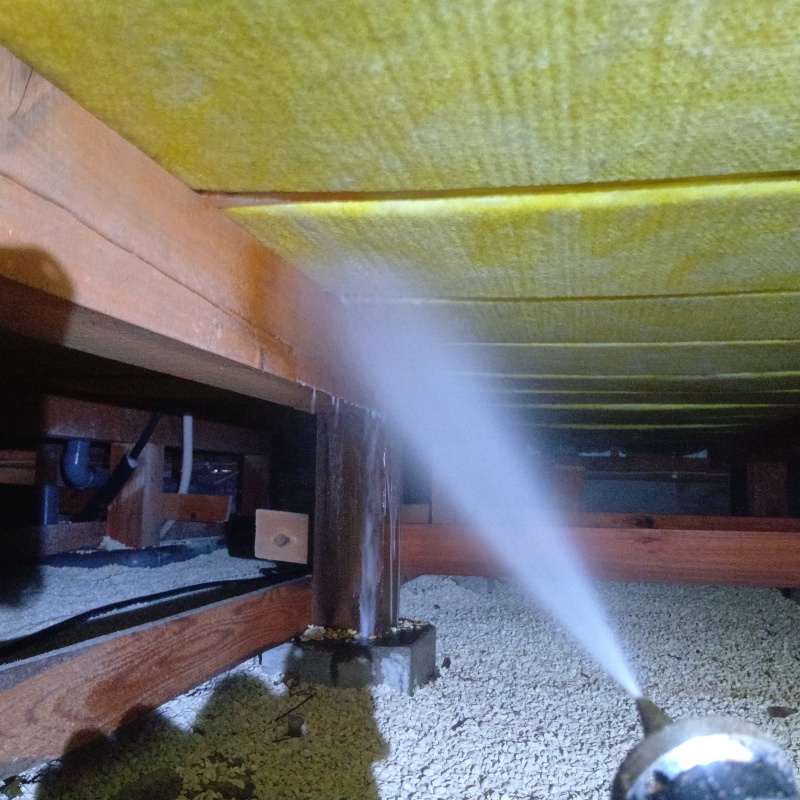 床下断熱材にシロアリ駆除剤を散布