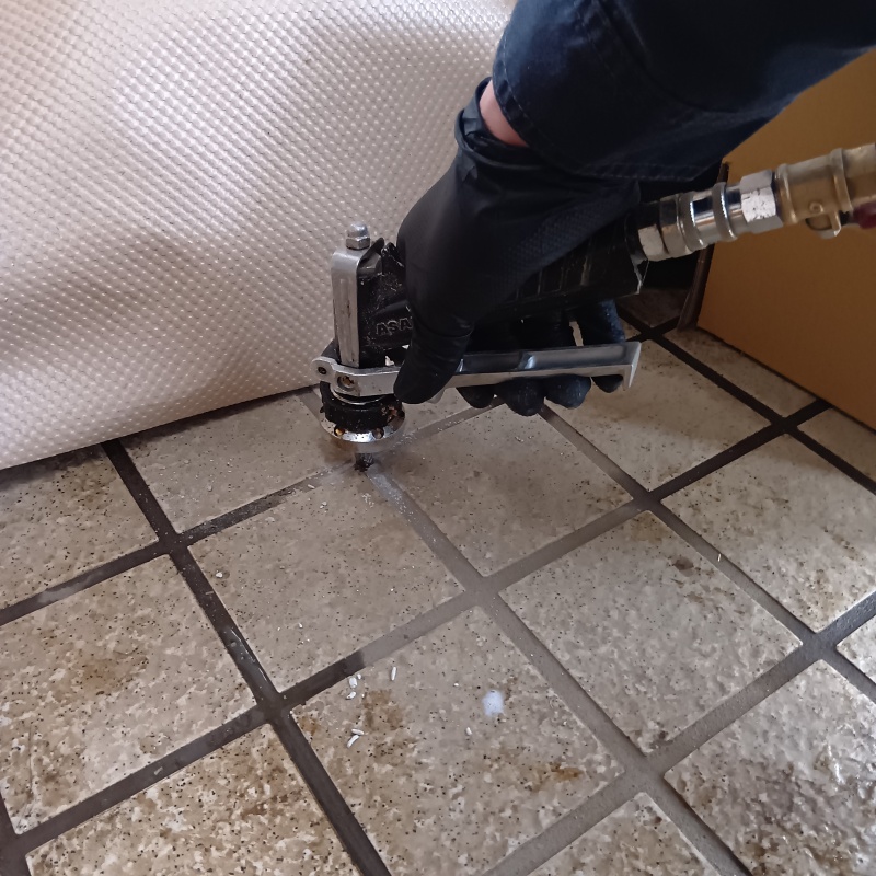 玄関床に穴を開けてシロアリ駆除剤を注入