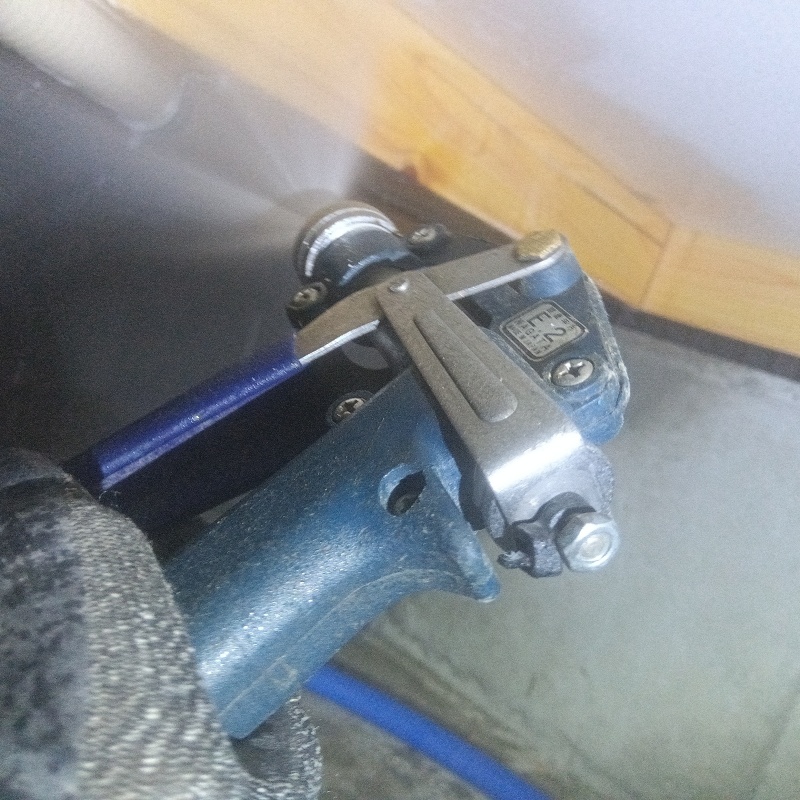 床下木材に防蟻剤を散布