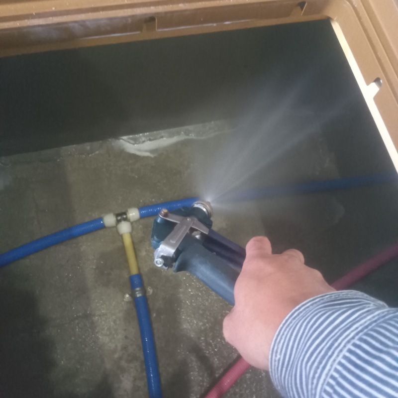 地面に防蟻剤を吹き付ける様子