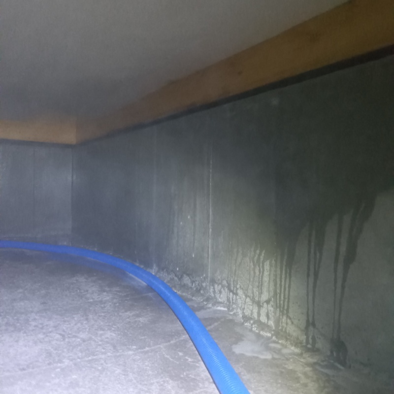 基礎に防蟻剤を散布