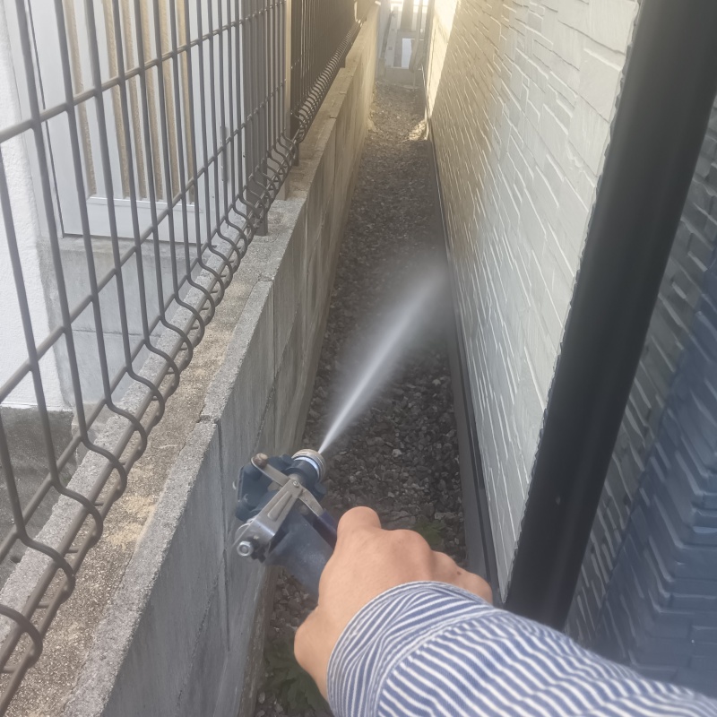 基礎まわりに防蟻剤を吹き付ける様子