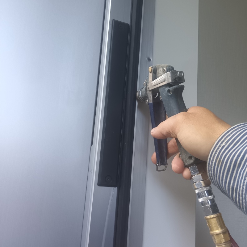 壁材に穴を開けて防蟻剤を注入