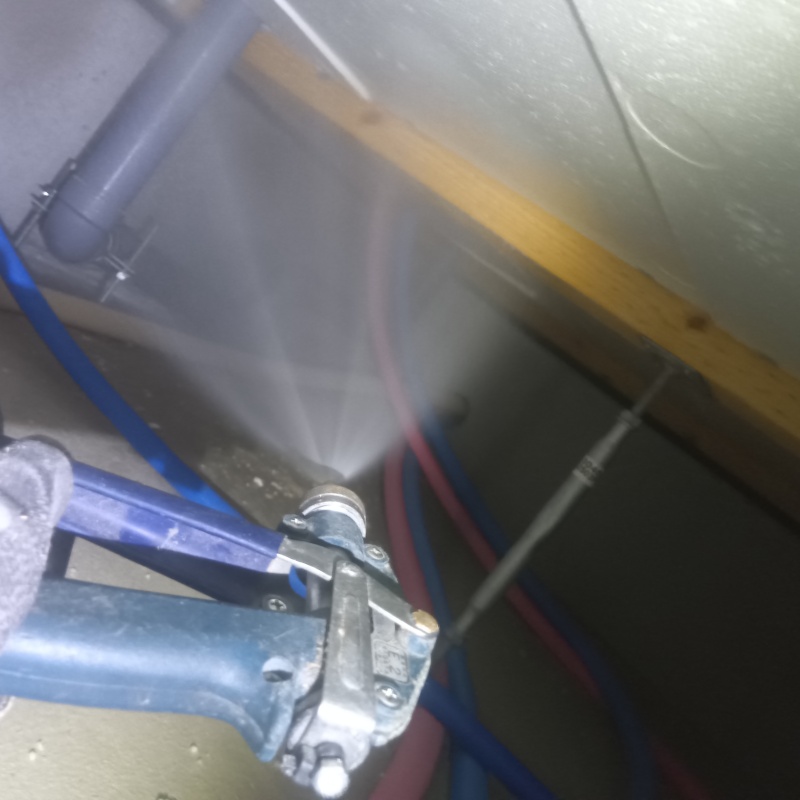 床下木材に防蟻剤を散布