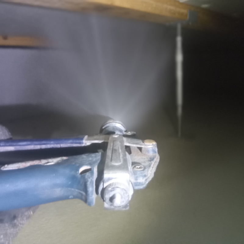 床下断熱材に防蟻剤を吹き付ける様子