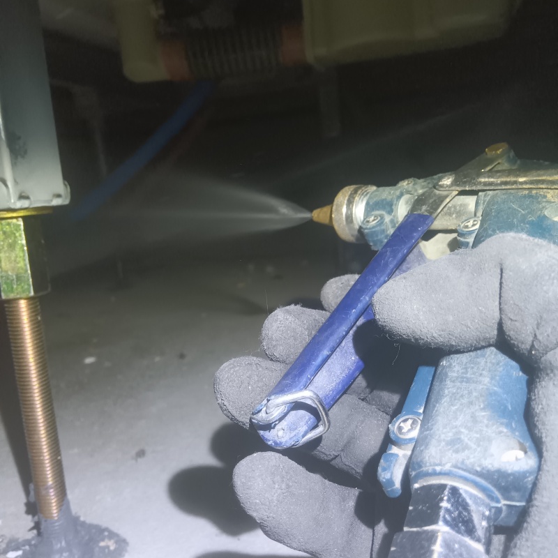 地面に防蟻剤を吹き付ける様子