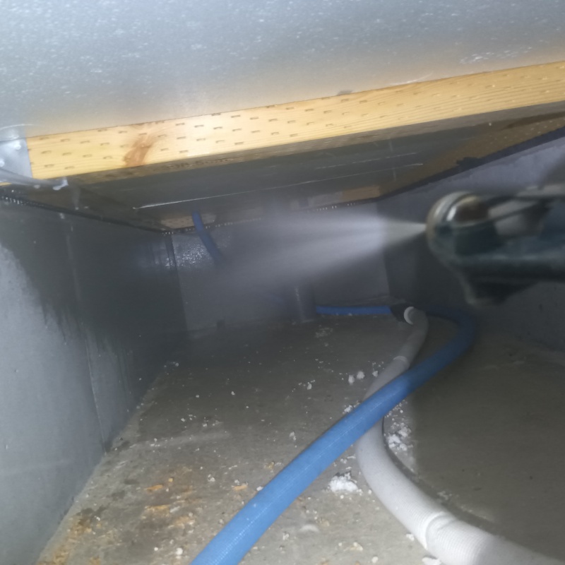 基礎に防蟻剤を散布