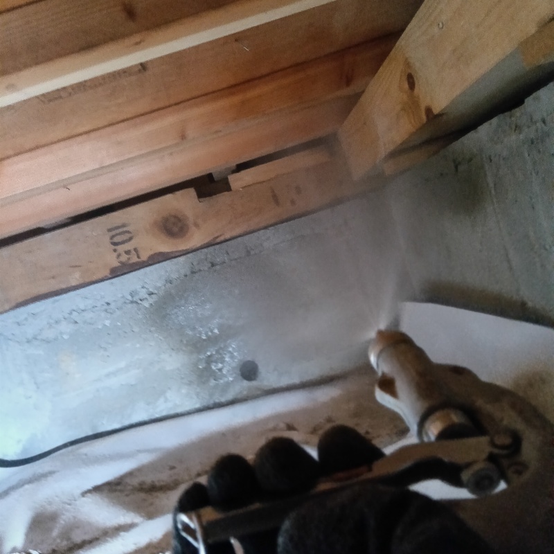 床下基礎のコンクリートに防蟻剤を散布