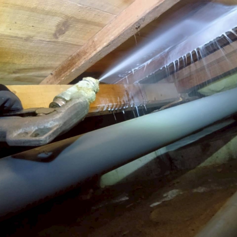 木材と木材が接する部分にシロアリ駆除剤を散布