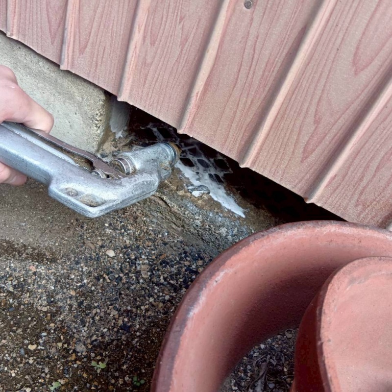 床下換気口まわりにシロアリ駆除剤を散布