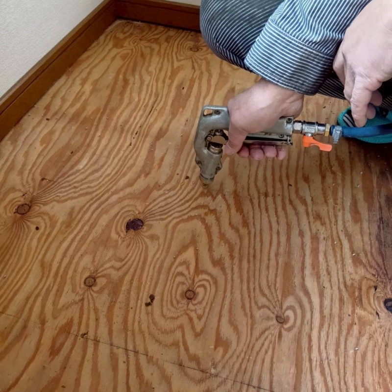 木製のフローリングに穴を開けてシロアリ駆除剤を注入