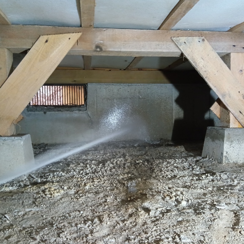 基礎にシロアリ駆除剤を吹き付けている様子