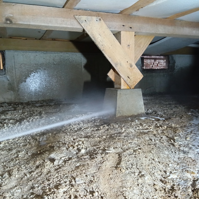 束石まわりにシロアリ駆除剤を散布