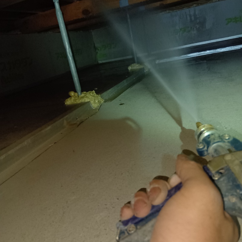 床下木材に防蟻剤を散布