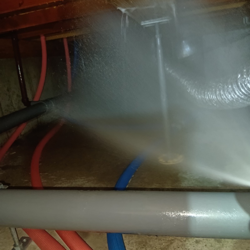 床下木材に防蟻剤を吹き付ける様子