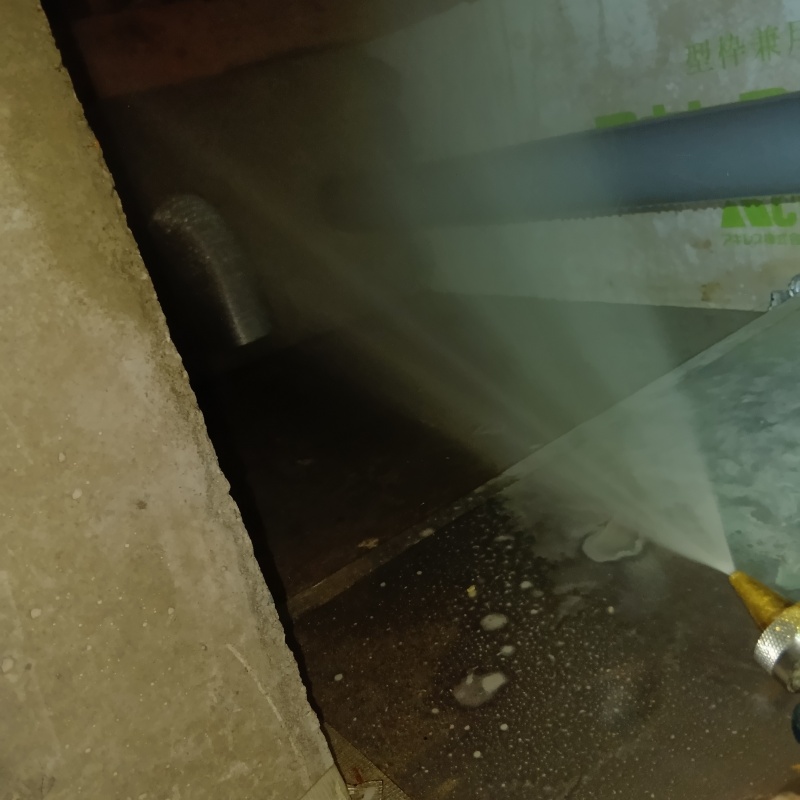 地面・基礎に防蟻剤を散布