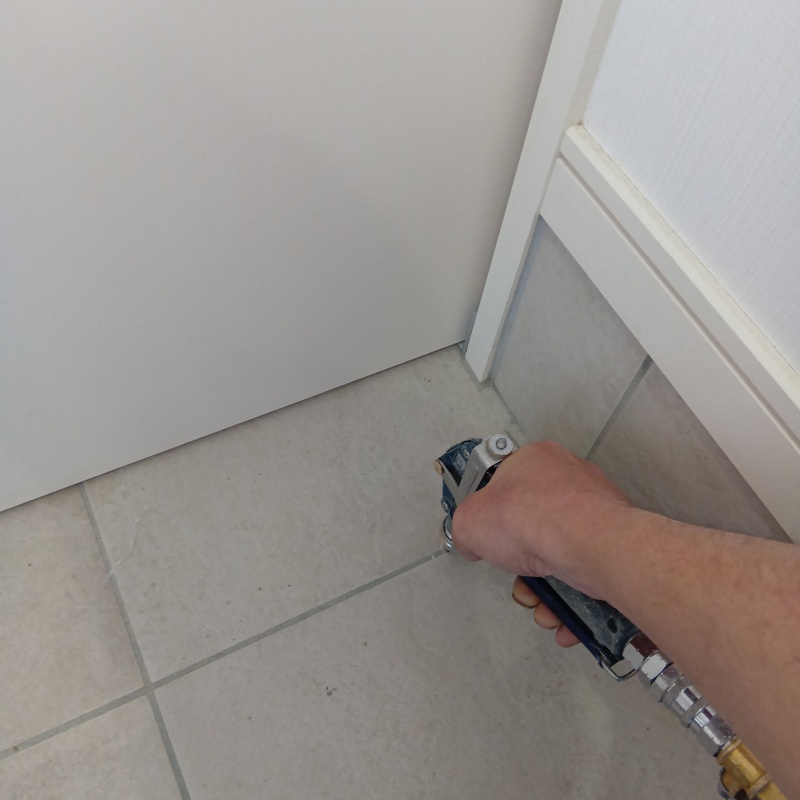 玄関床に穴を開けて防蟻剤を注入