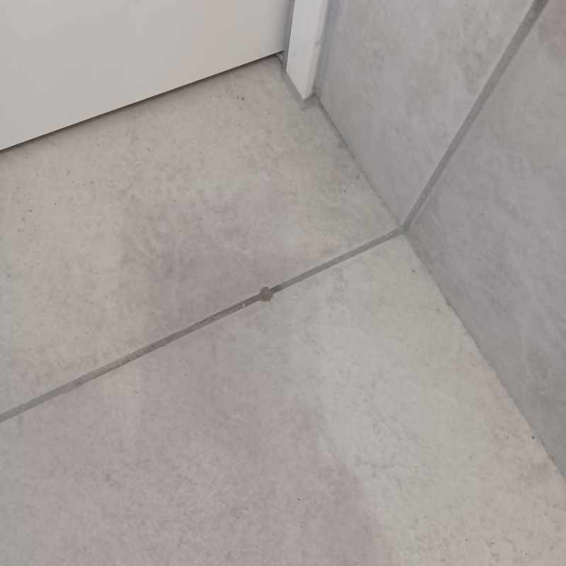 開けた穴をきれいに補修