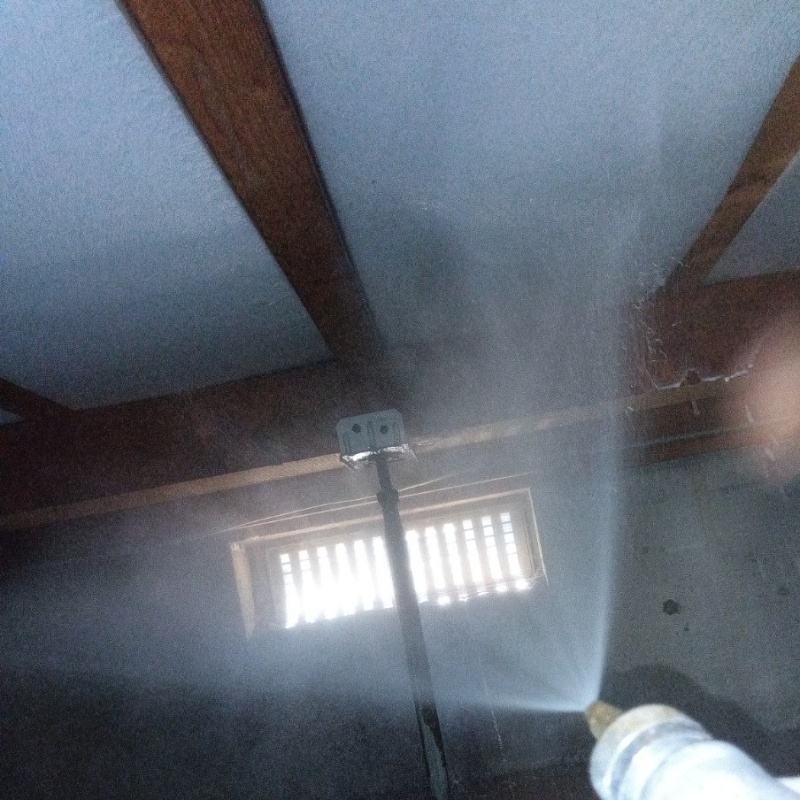 床下断熱材に防蟻剤を散布