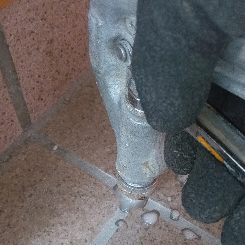 玄関床に穴を開けて防蟻剤を注入