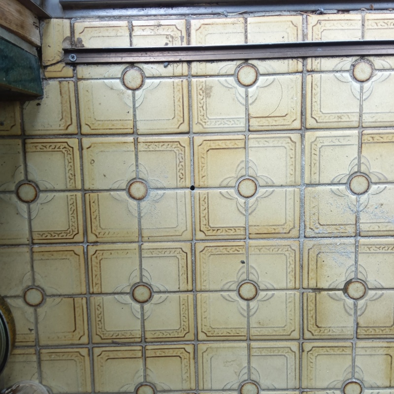 シロアリ駆除剤を注入するための穴を開けた様子