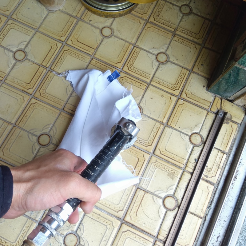 玄関床に穴を開けてシロアリ駆除剤を注入