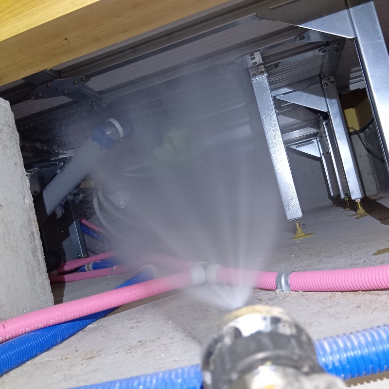 床下木材に防蟻剤を散布