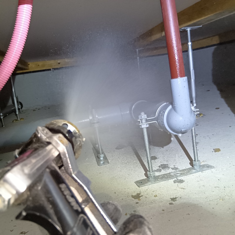 床下断熱材に防蟻剤を散布する様子