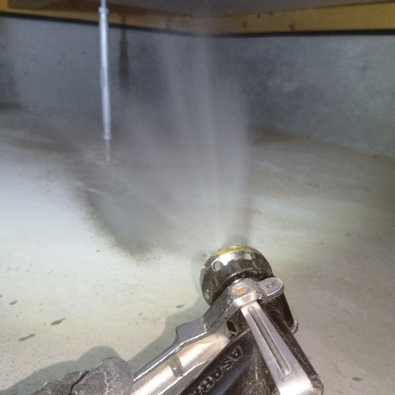 鋼製の床束とベタ基礎が接する部分に防蟻剤を散布