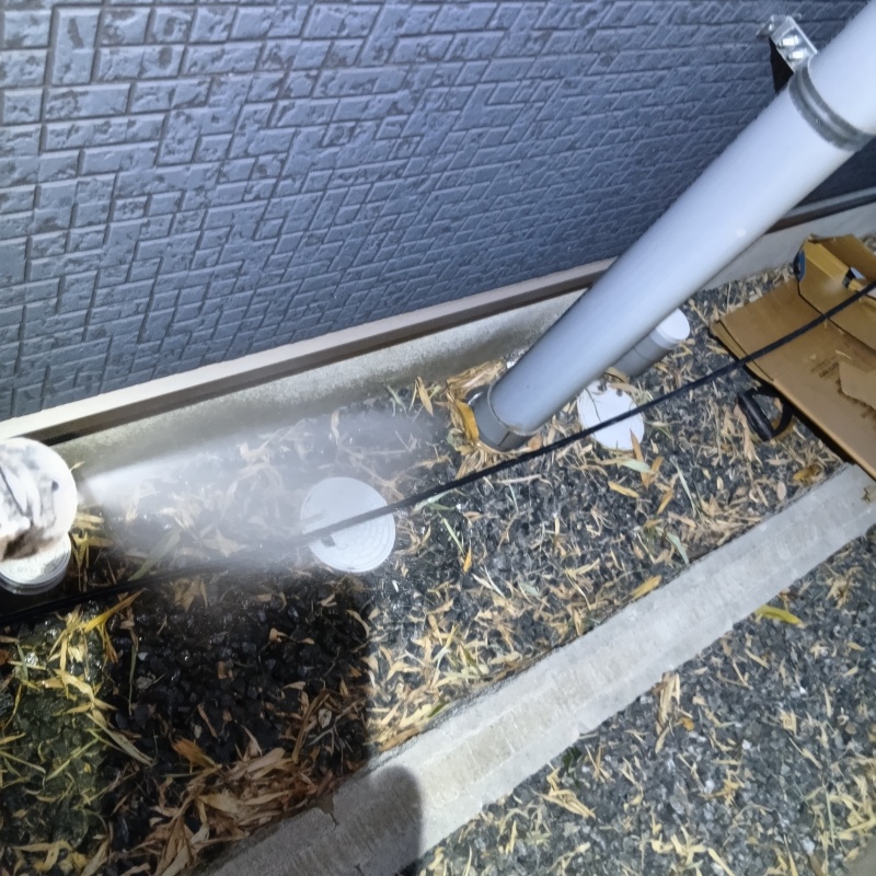 建物外周の土壌に防蟻剤を吹き付ける様子