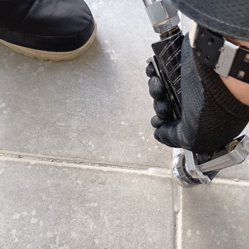 玄関床のタイルの目地に穴を開けて防蟻剤を注入