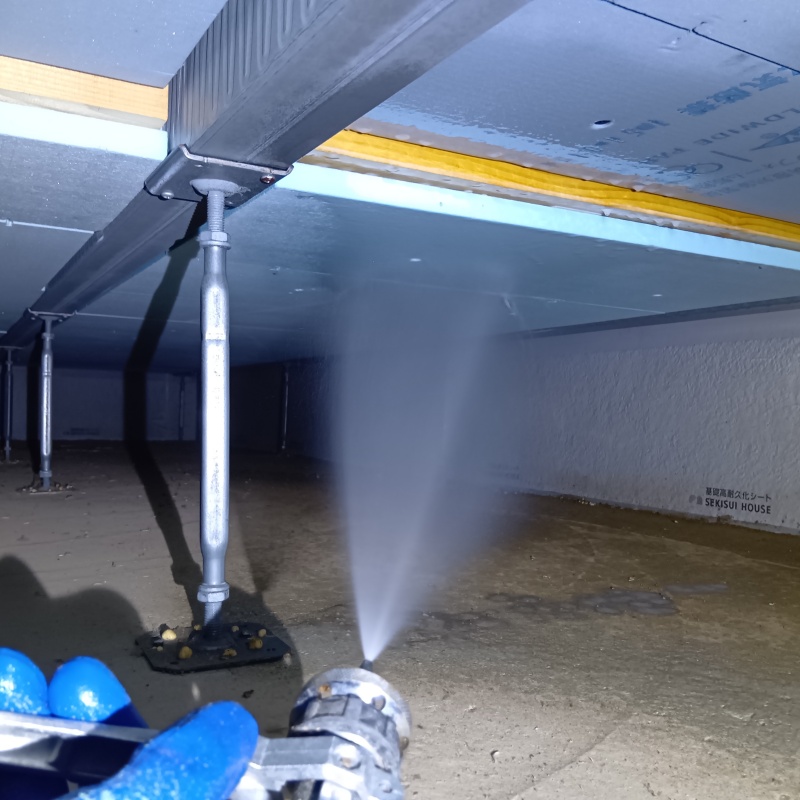 床下木材に防蟻剤を散布