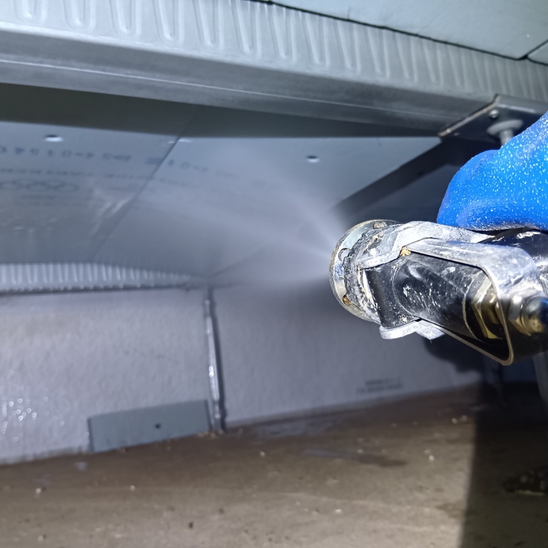 床下断熱材に防蟻剤を吹き付ける様子