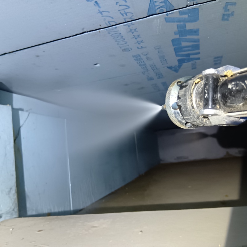 基礎に防蟻剤を吹き付ける様子