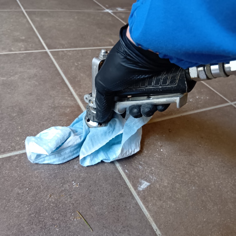 玄関床に穴を開けて防蟻剤を注入