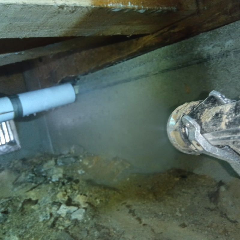 地面・基礎に防蟻剤を散布