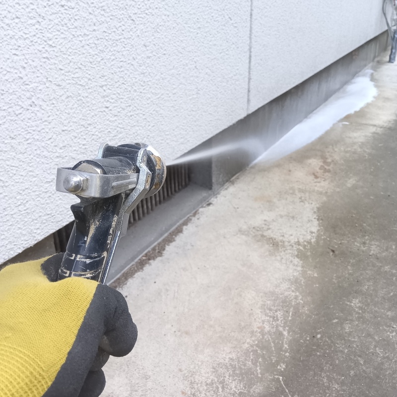 基礎まわりに防蟻剤を散布