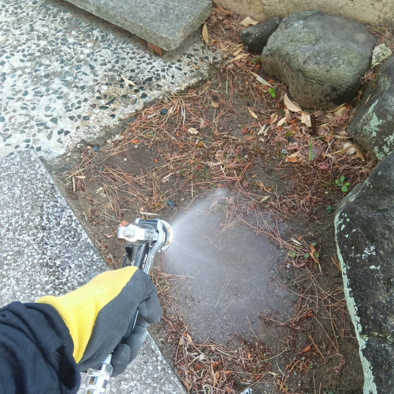 建物外周の土壌に防蟻剤を吹き付ける様子