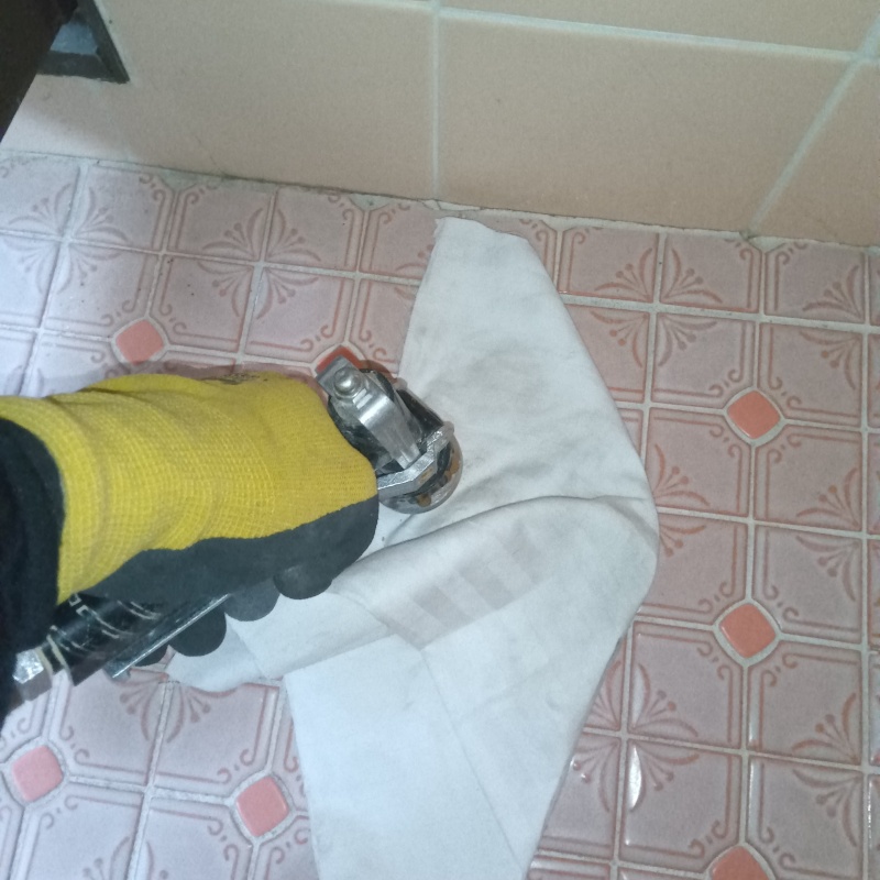 トイレ床に穴を開けて防蟻剤を注入