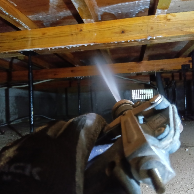 木材と木材が接する部分に防蟻剤を散布