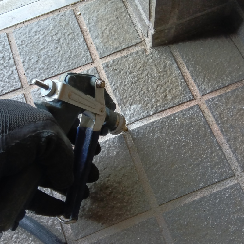 玄関床のタイルの目地に穴を開けて防蟻剤を注入