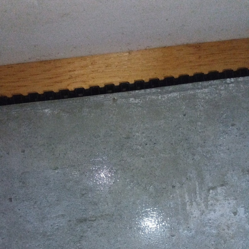 基礎に防蟻剤を散布した様子