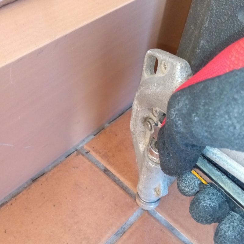 玄関床に穴を開けて防蟻剤を注入