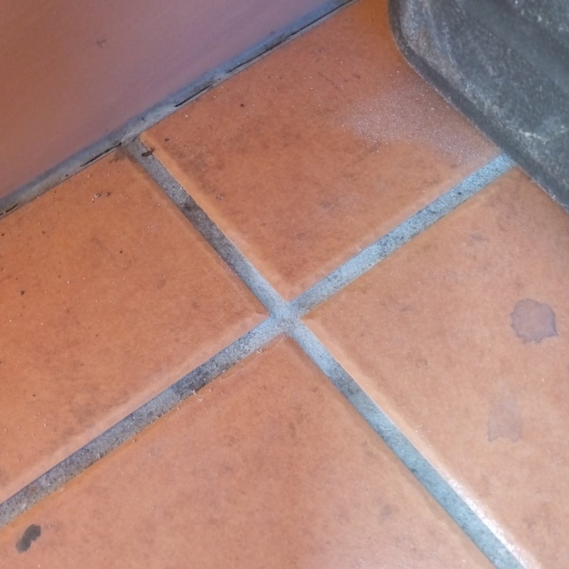 開けた穴を補修