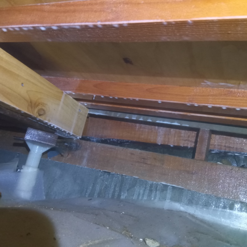 床下木材にシロアリ駆除剤をまんべんなく散布