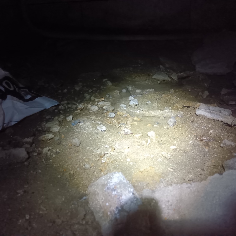 床下の土壌にシロアリ駆除剤を散布