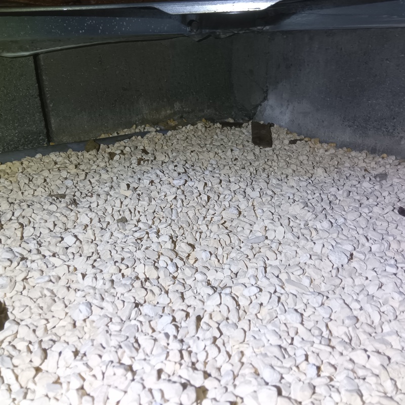 調湿剤で床下の環境を整えている様子