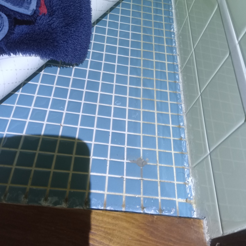 開けた穴をパテで補修